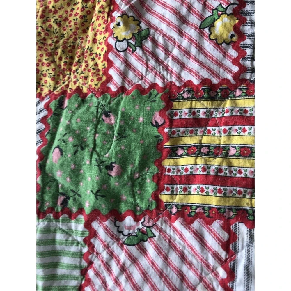 Vtg Baby Quilt Machine Quilted Cheater Print Red Yellow Green 32x32 Very Old